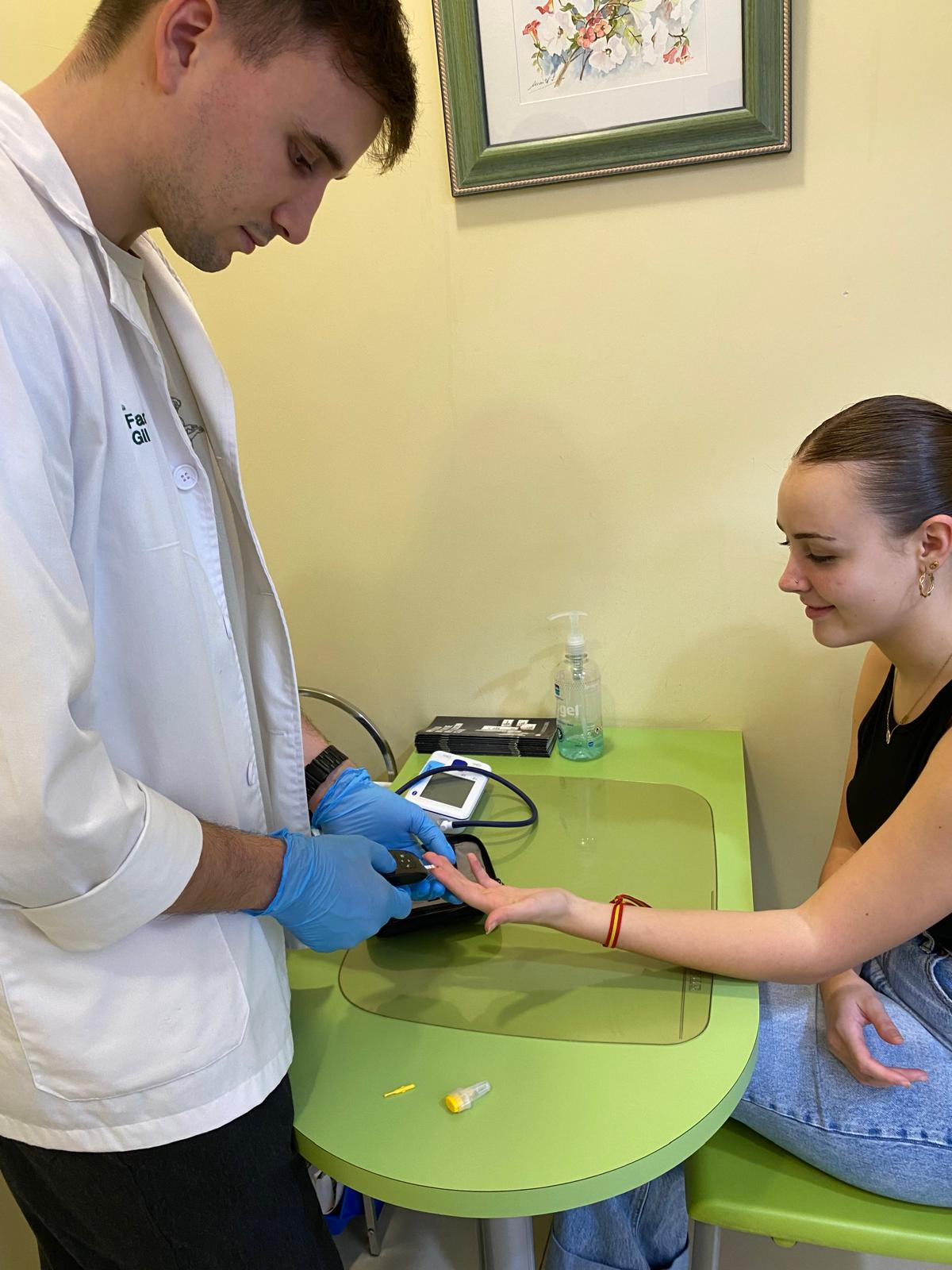 Medición de parámetros biológicos mediante prueba capilar en Farmacia Gil Pérez