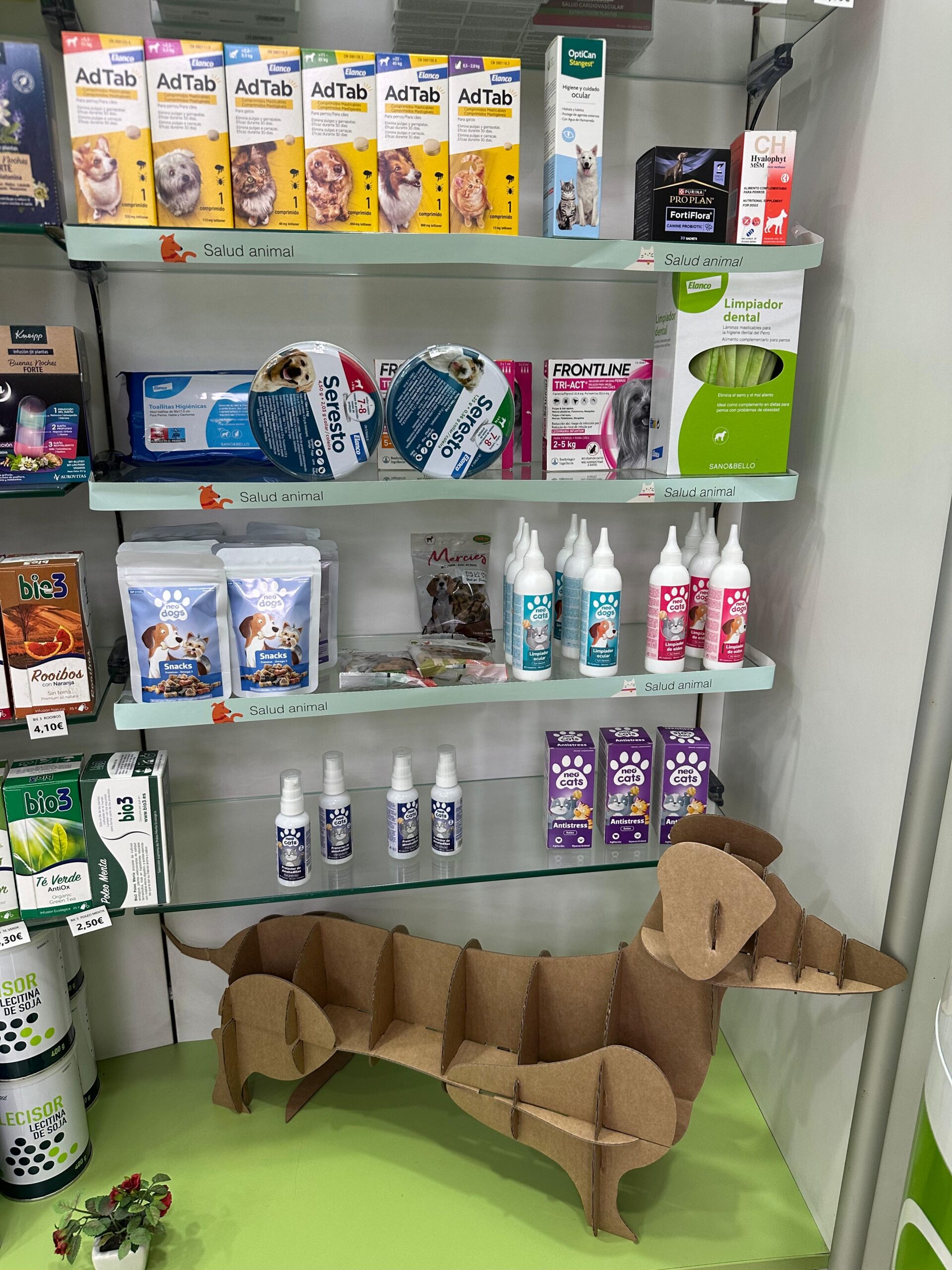 Surtido de productos de veterinaria en Farmacia Gil Pérez