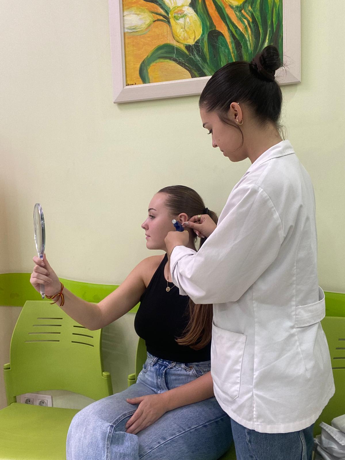 Perforación de lóbulo de oreja en Farmacia Gil Pérez
