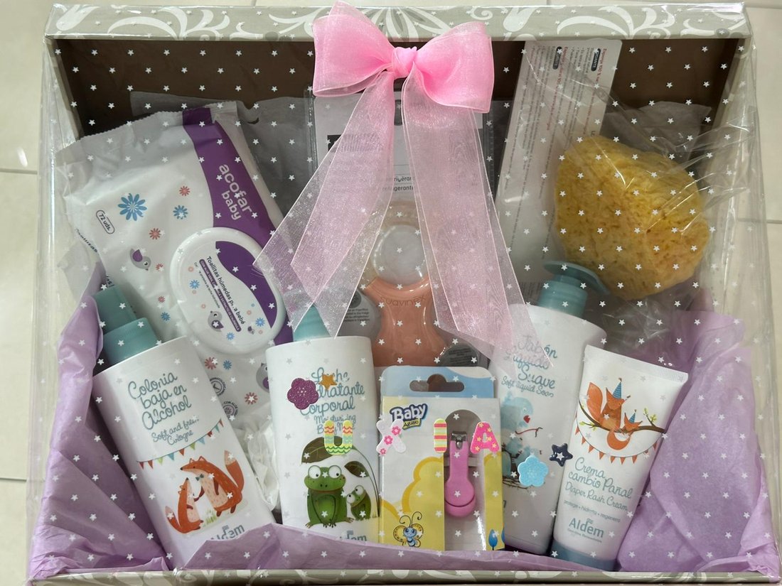 Ejemplo de cesta de bebé personalizada con productos de higiene y cuidado infantil