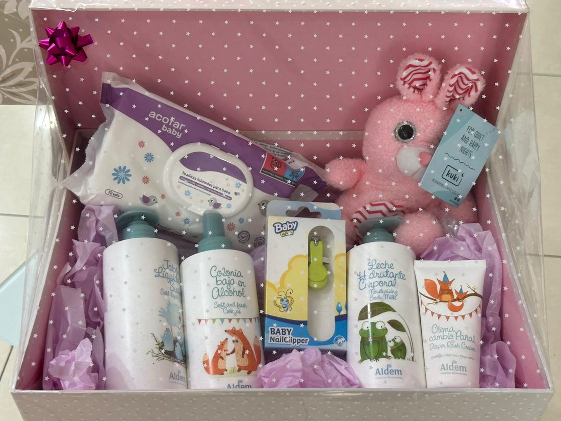 Cesta de bebé personalizada con peluche y productos de cuidado infantil