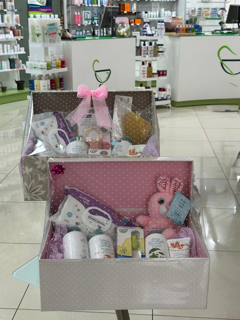 Cestas de bebé personalizadas preparadas en Farmacia Gil Pérez, Ourense