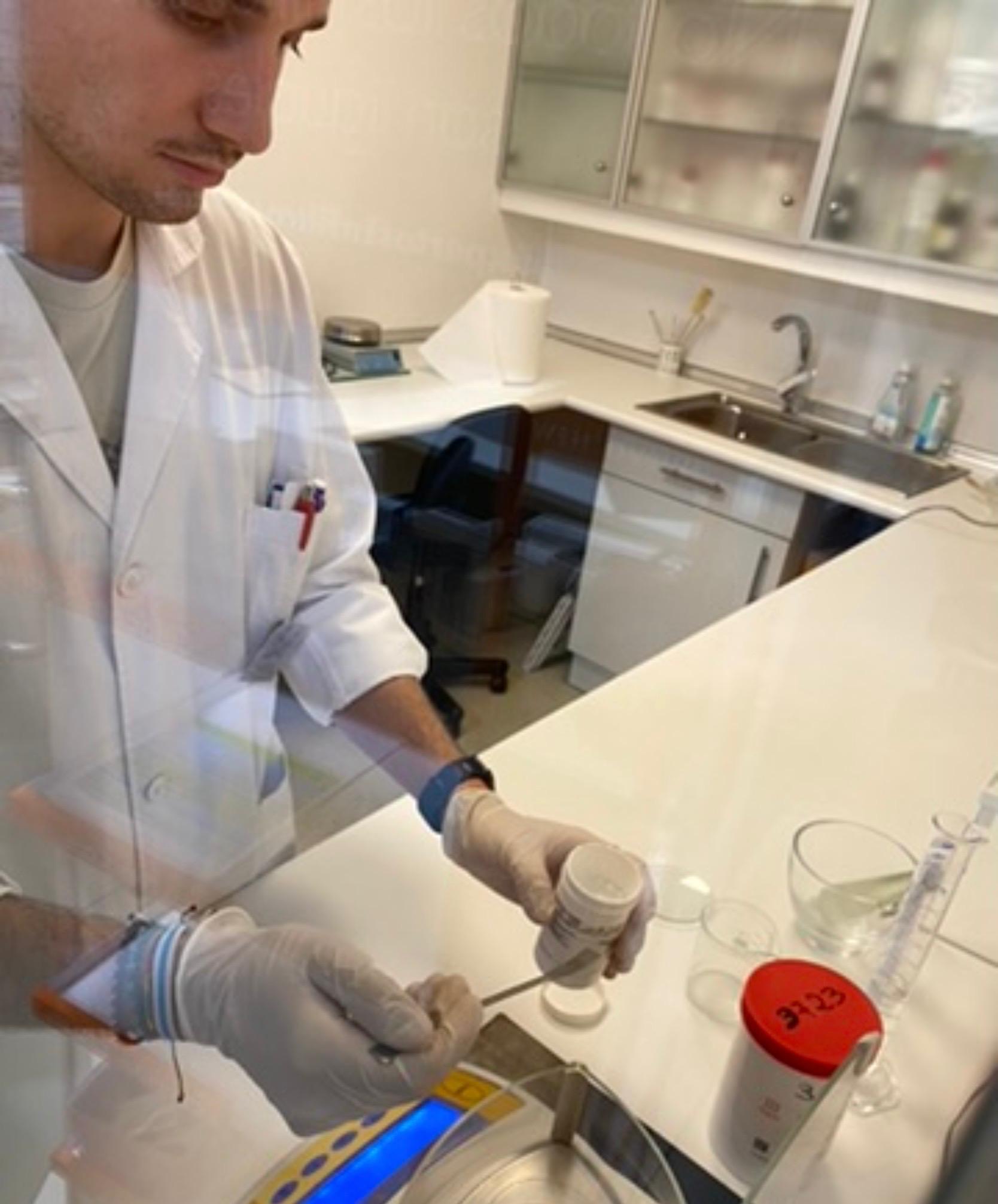 Elaboración de fórmulas magistrales en el laboratorio propio de Farmacia Gil Pérez