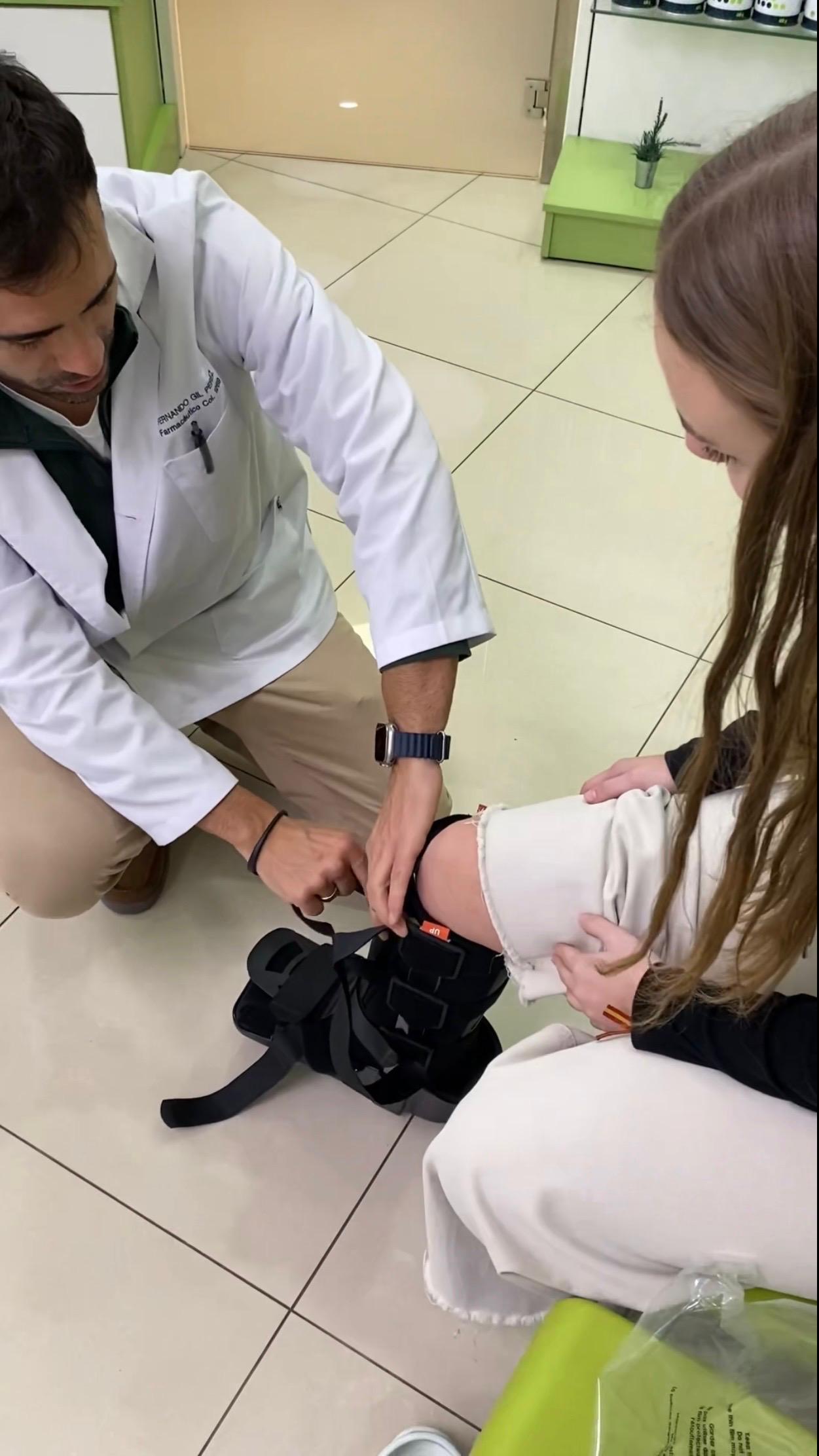 Colocación de bota Walker en Farmacia Gil Pérez