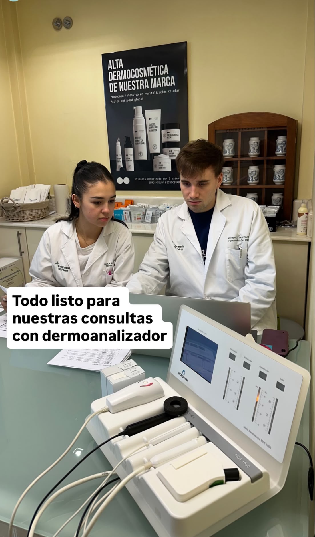 Equipo de Farmacia Gil Pérez preparando una consulta con el Dermoanalizador MDS-1000 de Microcaya